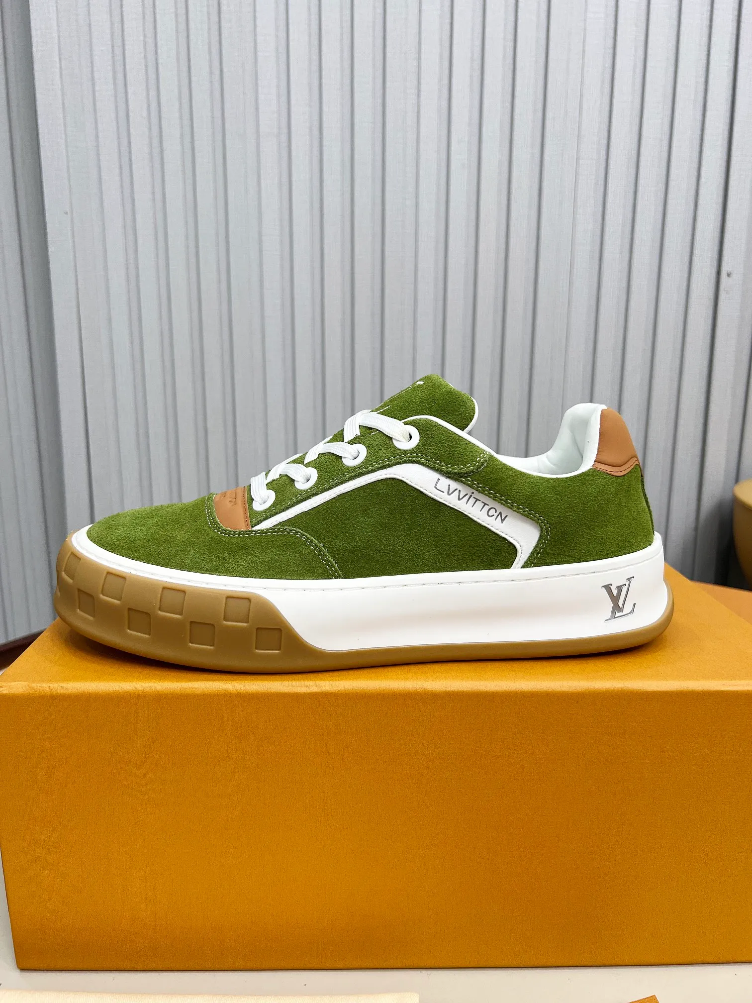 p620💰Men's shoes ❤️❤️❤️Top version LV-Louis Vuitton-Classic catwalk new style Air glue process·Original 1:1 development and reproduction! ! The upper foot is very comfortable. It is made of luxurious materials and fine workmanship. The midsole is printed with English letters "Made in Europe". The upper is made of calfskin imported from Italy. The side is decorated with the brand's LOGO and signature. The latest latex foot pads and mesh lining make the foot feel super comfortable. The original two-color TPU combination outsole is specially provided by the original factory. Bag technology Goodyear stitched edges Fabric: Exclusive custom first-layer cowhide Accessories: Exclusive private model Vuitton logo, lining: Customized silk mesh lining - first-layer silk cowhide lining Outsole: TPU combination outsole wear-resistant, non-slip and anti-yellowing Foot pads: new latex pads-mesh sweat-absorbent Counter technology: fully computerized sewing machine wire drawing Toe box back cover Hot and cold shaping Full set of pull-top last with medium and low logo pattern Code number 39-45